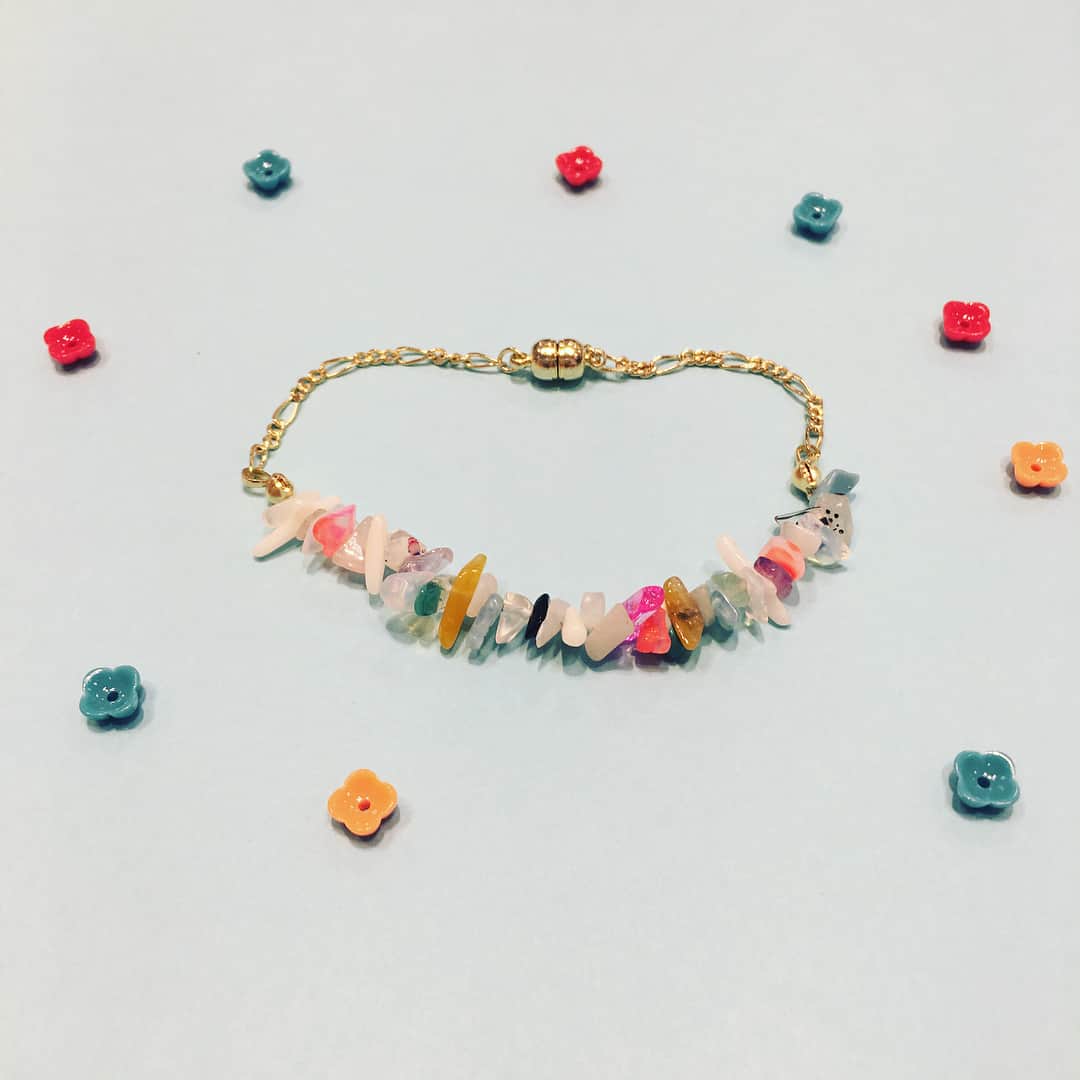 パーツクラブ Partsclub スタッフオリジナル商品さんのインスタグラム写真 - (パーツクラブ Partsclub スタッフオリジナル商品Instagram)「イオンモール桑名店スタッフ作品の紹介です♬  タイニーフラワーの新色を使用したフープイヤリングとシャラシャライヤリング、天然石のさざれブレスレットです！ 暖かくなってきましたので、これからの時期を先取りした3点を作ってみました（＾ω＾） タイニーフラワーをフープに通して、天然石を組み合わせただけ！  シャワー台のイヤリングに玉ピンでピン曲げしただけ！  さざれ石にマニキュアでネオンカラーに色を塗っただけでオリジナルに！  ズボラさんでもとっても簡単にお作り頂けますよ〜♪ 詳しい作り方はスタッフまで╰(*´︶`*)╯♡ #partsclub #パーツクラブ  #パーツクラブ公式アカウント #partsclubstaff  #イオンモール桑名店 #イヤリング #天然石 #タイニーフラワー #ビタミンカラー #マニキュア #かわいい #春夏 #ブレスレット」3月19日 17時17分 - partsclub_staff