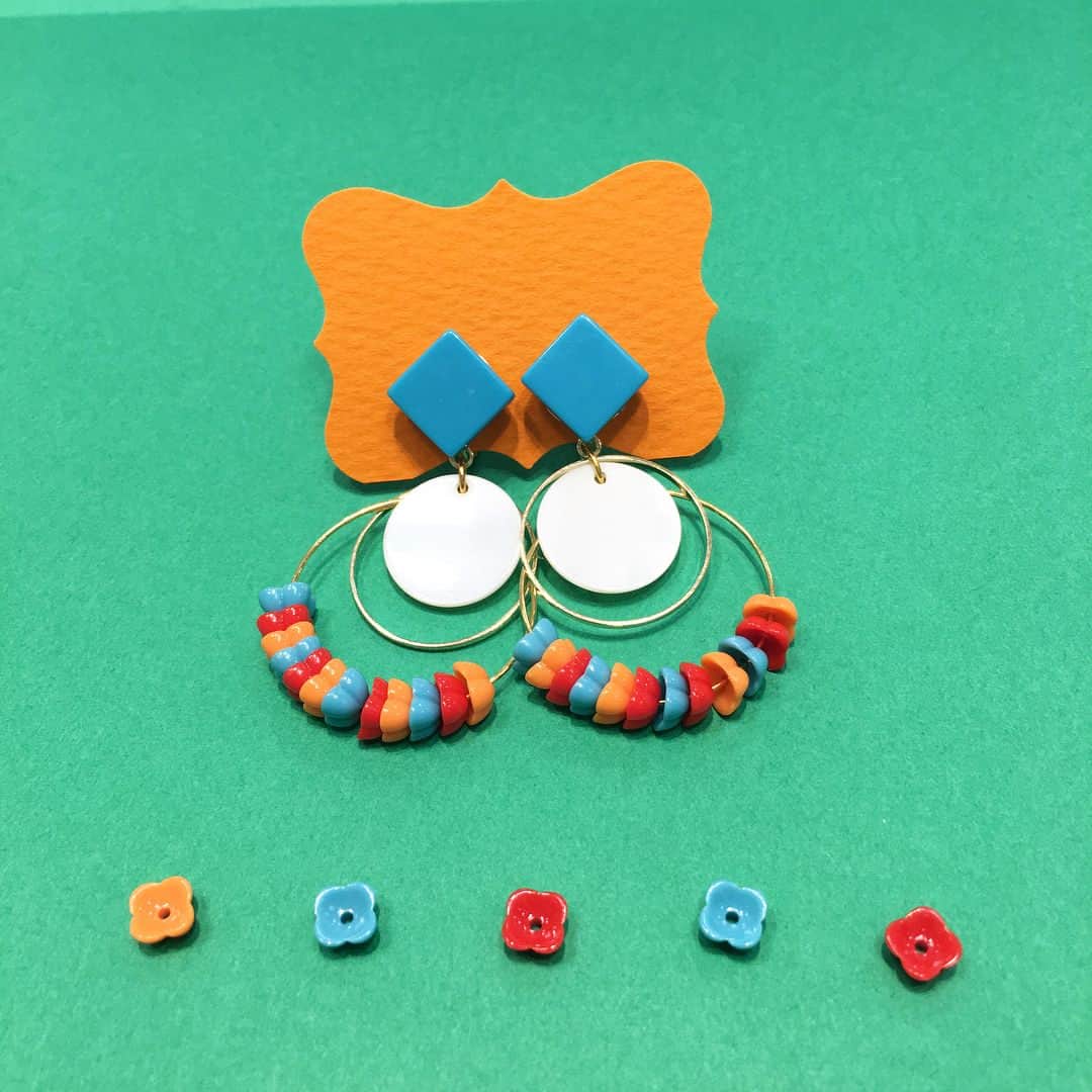 パーツクラブ Partsclub スタッフオリジナル商品さんのインスタグラム写真 - (パーツクラブ Partsclub スタッフオリジナル商品Instagram)「イオンモール桑名店スタッフ作品の紹介です♬  タイニーフラワーの新色を使用したフープイヤリングとシャラシャライヤリング、天然石のさざれブレスレットです！ 暖かくなってきましたので、これからの時期を先取りした3点を作ってみました（＾ω＾） タイニーフラワーをフープに通して、天然石を組み合わせただけ！  シャワー台のイヤリングに玉ピンでピン曲げしただけ！  さざれ石にマニキュアでネオンカラーに色を塗っただけでオリジナルに！  ズボラさんでもとっても簡単にお作り頂けますよ〜♪ 詳しい作り方はスタッフまで╰(*´︶`*)╯♡ #partsclub #パーツクラブ  #パーツクラブ公式アカウント #partsclubstaff  #イオンモール桑名店 #イヤリング #天然石 #タイニーフラワー #ビタミンカラー #マニキュア #かわいい #春夏 #ブレスレット」3月19日 17時17分 - partsclub_staff