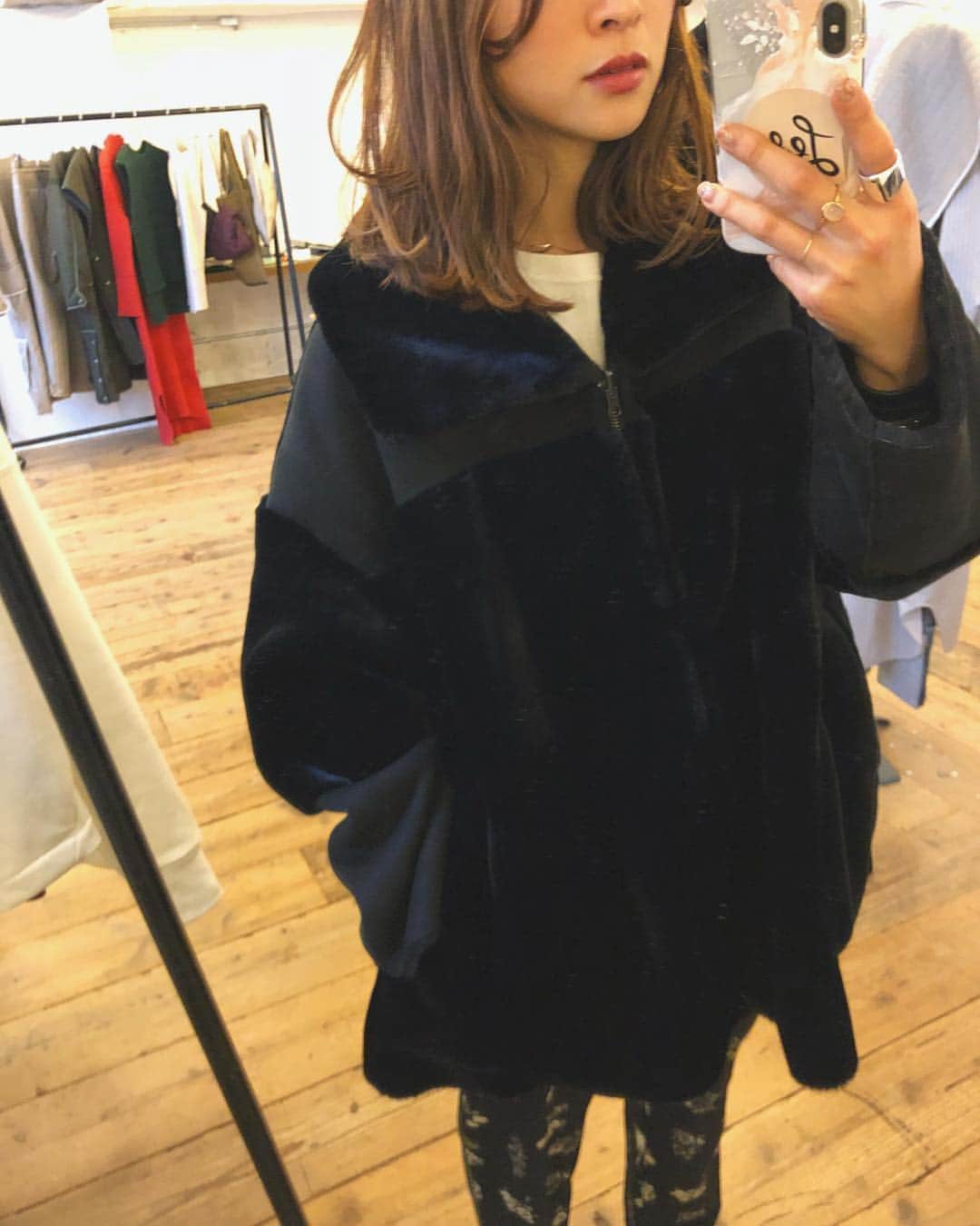 野尻美穂のインスタグラム：「@earih_official  私のオススメはフェイクムートンのコート😙🧡 ブラックは絶対買う🤔 #EARIH #2018FW #もー秋冬早い💀💭💓」