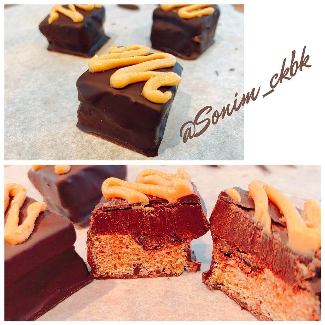 のインスタグラム：「. #SonimBaking 🥜Peanut chocolate cakes🍫 ピーナッツクッキーを作る予定でしたがあまりうまく行かなかったので、色々加えて形変えてケーキにして焼き、更に生チョコと合わせてチョココーティングしてピーナッツフロスティングでデコレーションしたプティケーキに変身。 この偶然の変更に関わらず大変美味しくできたので、稽古場に差し入れしました😋 パリしっとりトロカリ👌🏻 “Cake part" ピーナッツチョコチップケーキ ❤Peanutbutter, Spelt flour, baking powder, baking soda, Soy milk, liquid Oil, Beet sugar, vanilla extract and Chocolate chips "Chocolate part"生チョコ 🧡Chocolate and coconut cream "Coating chocolate" コーティングチョコ 💛Chocolate and cacao "Peanut frosting" ピーナッツクリーム 💚Peanut butter and powdered beet sugar . #Vegan #VeganCake #PeanutChocolatecake #ヴィーガン #ヴィーガンケーキ #ピーナッツチョコ」