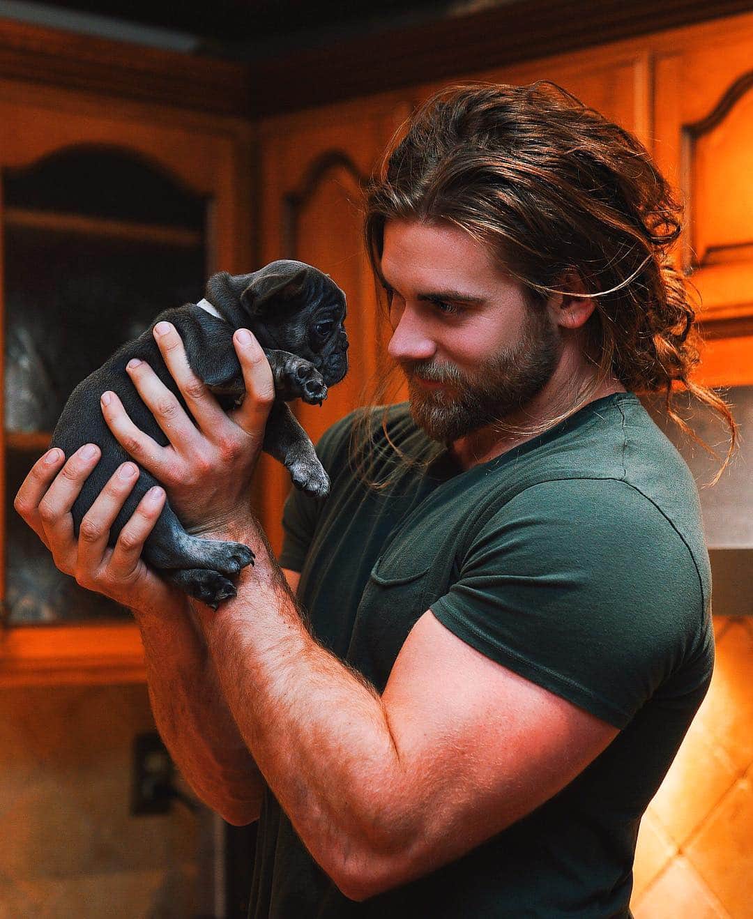 モデル、ブロック・オハーンのインスタグラム：「Mans best friend. Or.. maybe just mine 😏  All he wants is for me to put him down so he can sleep.. Clearly, taking after me already 😂」