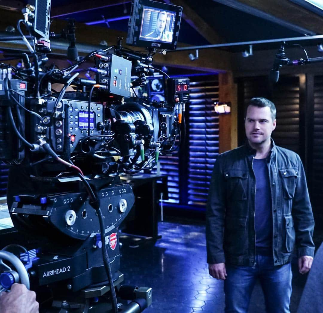 クリス・オドネルのインスタグラム：「So you’re telling me that’s a camera? #ncisla new episode starts in 15 minutes」