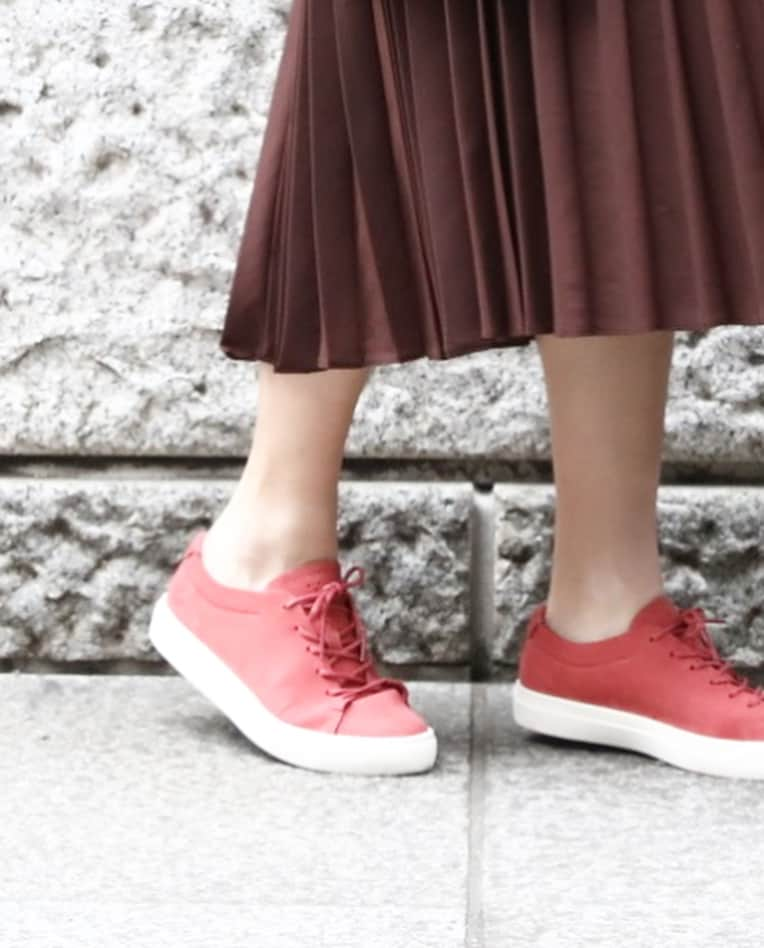 小山田早織さんのインスタグラム写真 - (小山田早織Instagram)「スニーカーコーデです👟  #sneakers...#lacoste 🐊  #coat...#jcrew #knit...#agnesb #skirt...#nine  プリーツスカートコーデの外しに💡ラコステのスニーカーが主役です👟  #ootd#outfit#coordinate#fashion#sneaker#ラコステ#スニーカーコーデ#小山田私服#コーデ」3月19日 10時56分 - saorioyamada