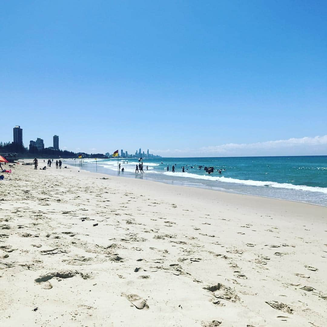 ドリュー・ネイラーのインスタグラム：「Great day to be at the beach👌🏻」