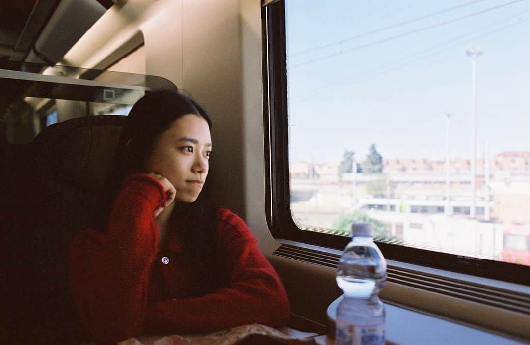 杉咲花のインスタグラム：「イタリアではたくさん電車に乗った。 席につくとみんなでご飯やお菓子を広げて食べて、楽しかったな。 それにしても、イタリアのハムがほんとにおいしかった。 - 最後は私が撮った、そのおいしかったやつ。 #ユートピア」