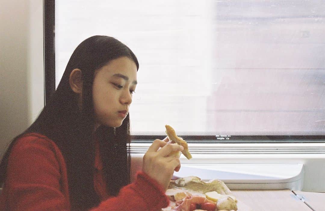 杉咲花さんのインスタグラム写真 - (杉咲花Instagram)「イタリアではたくさん電車に乗った。 席につくとみんなでご飯やお菓子を広げて食べて、楽しかったな。 それにしても、イタリアのハムがほんとにおいしかった。 - 最後は私が撮った、そのおいしかったやつ。 #ユートピア」3月19日 12時19分 - hanasugisaki