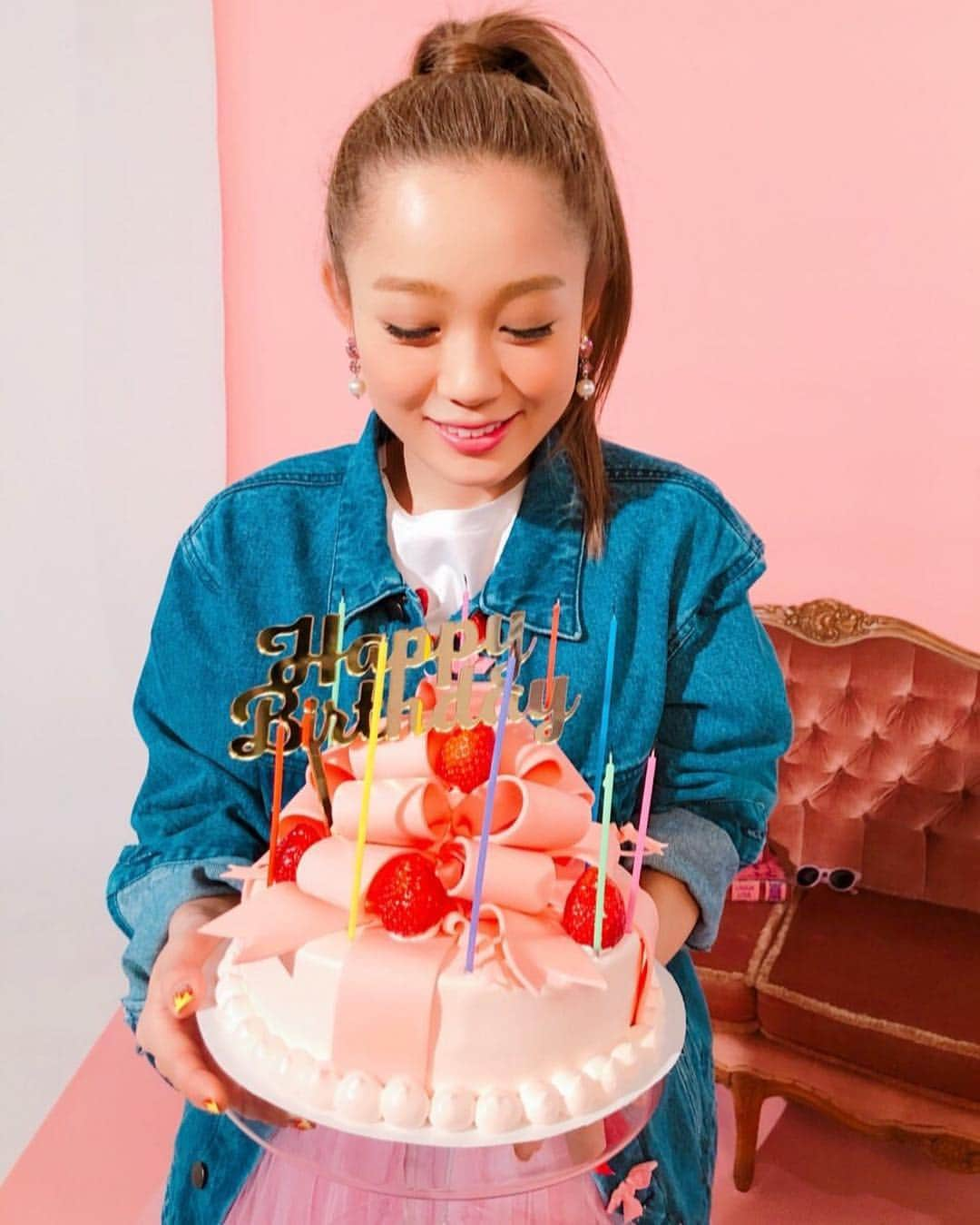 西野カナのインスタグラム：「. メッセージをくれた皆さん本当にありがとうございます‼︎💖 29歳になりました🍖😊 みんなに素敵な言葉をたくさんもらえてとても幸せです😌ありがとう✨今年も思いっきり楽しみたいと思います🎵29歳も華の時間🌸」