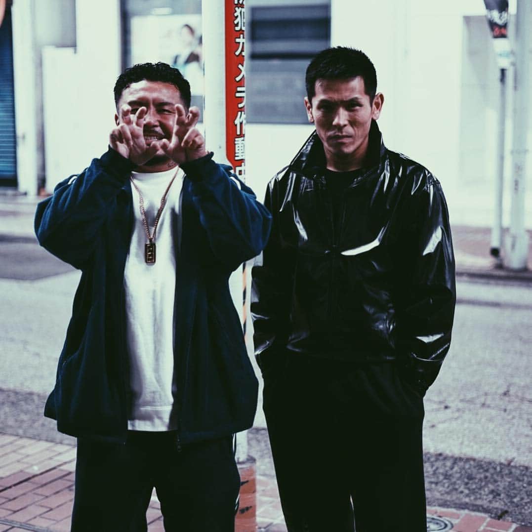 武井勇輝のインスタグラム：「・ あと1ミリ 踏ん張り続けたら 今は自分が想定しても無かった事までしてる ・ 子供時に大抵の皆んなに夢があるだろ？ 野球の選手とかサッカーの選手とか ・ 中学生くらいから現実を見始めて リアリティーな夢に変わる、それか夢を持たない奴等が大きな夢を見る奴を笑う ・ だからそんなドリーマーも自分の夢も忘れちまう。 嫌、周りにコントロールされて諦めちまう。 ・ たまに馬鹿な子供はこんな事を言う 俺は『大人になったらウルトラマンになる』 現実的な周りの人間は笑う ・ 俺はその馬鹿な子供なんだよね ちーさい 頃から夢はずーと ・ 今も変わらずスーパーマン ・ ・ ・ #あーのスーパーマンじゃなくて #スーパーなやつ ・ ・ 中澤君とコラボ最高に楽しかった。 次もやれるように頑張りましょう🎌 ・ 皆、逝かれた挑戦に付き合ってくれてありがとうございました！ ・ 極道純恋歌 クランクアップ。」