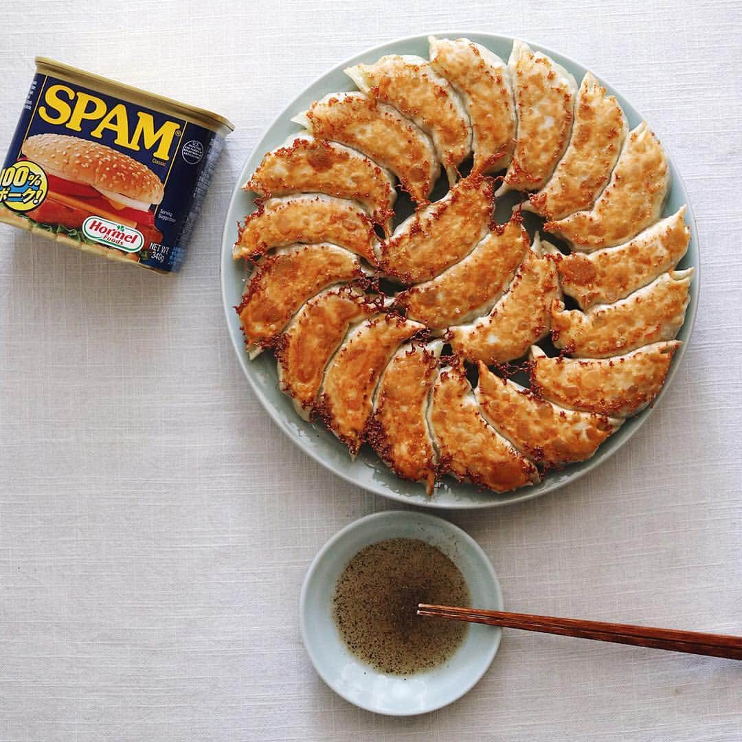 のインスタグラム：「Gyoza . スパムパクチー餃子🍺 餡にスパムを使うことで下味いらずで、しかもお肉を練る行程も省けて簡単。野菜はシンプルにキャベツをベースにパクチーたっぷりで、風味の良い焼き餃子に。タレは酢胡椒で。 . . #スパムクッキング #餃子 #ぎょうざ #樋口さんちの餃子 #餃子図鑑 #餃子 #饺子 #Gyoza #dumplings #frieddumpling」
