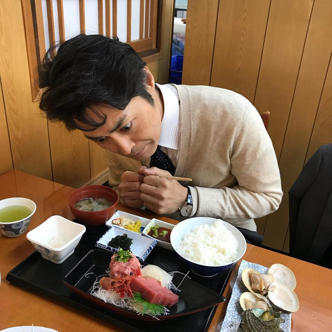 安田顕さんのインスタグラム写真 - (安田顕Instagram)「#海鮮丼 旨。 #正義のセ #ロケ #4月11日 #よる10時 O.A.」3月19日 13時43分 - yasu_da_ken