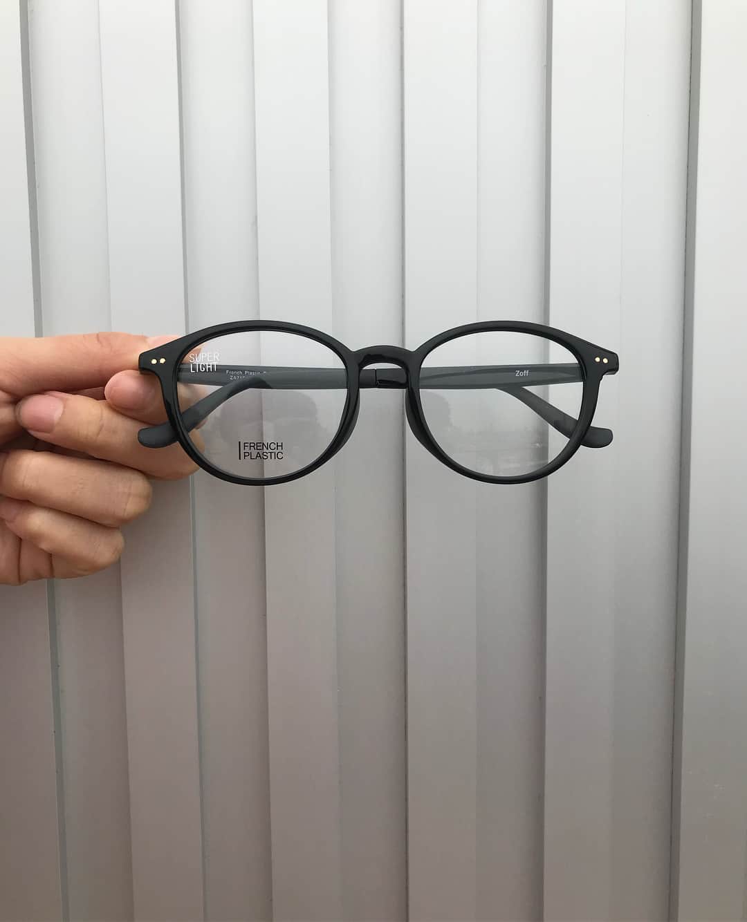 Zoff Officialのインスタグラム：「Today's eyewear 😎 軽さが魅力のスーパーライト・シリーズ は🌟🌟長時間メガネをかける方にもとってもおすすめ👂 かけやすさと程よいおしゃれ感が魅力のおすすめ品番はこちら🤓 ZA71024_B-1 ZA71024_C-1 耳にかかる部分👂は自分で調整できるラバーモダンを搭載😘 各¥5,000（税別） #eyewear #eyeweardesign #zoff #light #boston #monday」