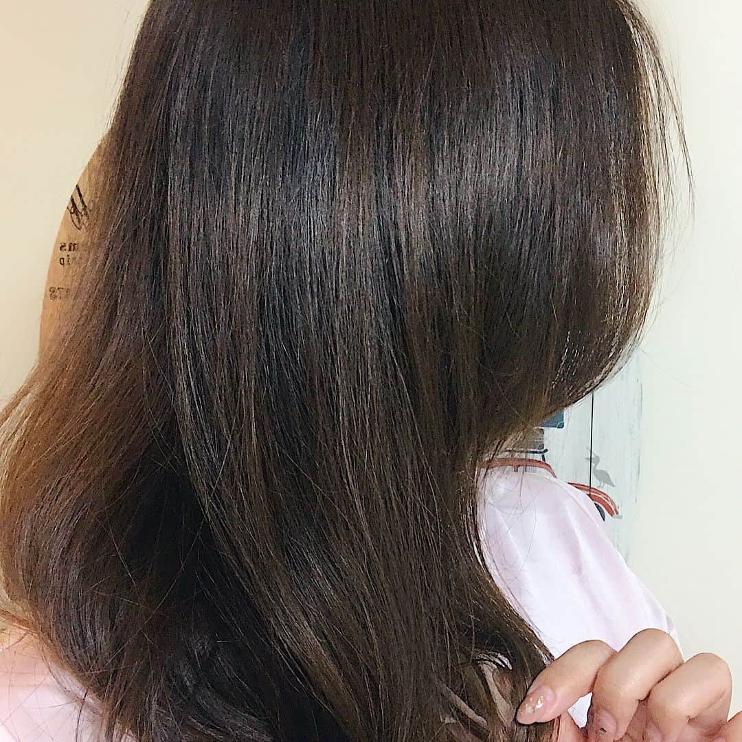 野田華子さんのインスタグラム写真 - (野田華子Instagram)「ちょくちょく質問いただくヘアケア🌿髪が長くなって来たから、美容院でピュアミングをしてもらってるのと、シャンプーにも気を遣ってます🌿 最近はCUの翌日1日中いい香りのするシャンプー&トリートメントを使用💕 オーガニックでノンシリコンだから髪に優しく、 シャンプーはかなり濃厚なペーストでまるではちみつみたい🍯 トリートメントはこっくりしたテクスチャーで、ぬるぬるしないのに、サラ艶に仕上がります✨ わたしは髪の毛が細いから、カラーは入りやすいメリットはあるんだけど傷みやすい&痛んで見えるデメリットがあるから気をつけないと🤦‍♀️ 髪質コンプレックス💦💦 . . #シャンプー #オーガニックシャンプー #🌿 #サラ艶 #チャップアップシャンプー #ノンシリコン #CU #ヘアケア」3月19日 16時30分 - noda.hanako