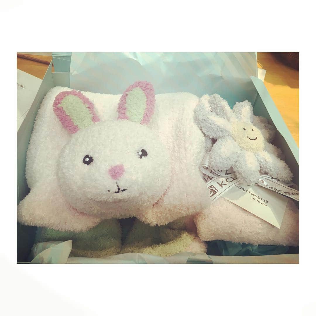 吉田明世さんのインスタグラム写真 - (吉田明世Instagram)「今日もたまむすび ありがとうございました☻ 来週がいよいよ最後の担当です！ ゲストに国分太一さんが来てくれます！ 最後なのがとっても名残惜しく寂しいですが……😭 太一さんに会えるのはとっても楽しみです！ 今日の放送前に竹山さんが、 カシウェアのブランケット プレゼントしてくれました！ かわいい😍 竹山さん、ありがとうございます！大切に使います😊 来週のたまむすびもよろしくお願いします！」3月19日 16時35分 - akiyo0414