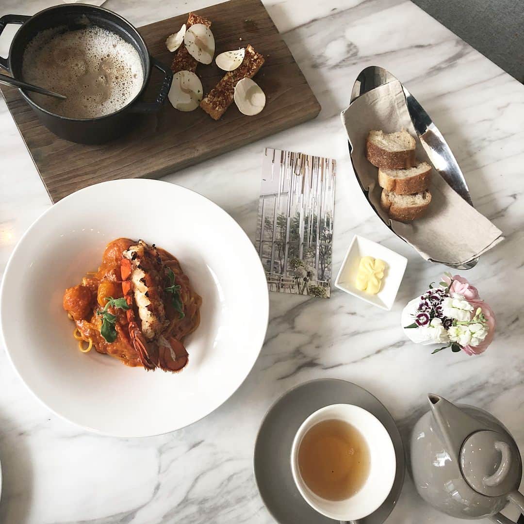 藤川沙弥のインスタグラム：「📍Bover lounge✔︎ 明洞からすぐです❤︎ 天井が高く、 店内もとっても可愛いレストラン! 韓国で洋食を選ぶのは初めて✨ とっても美味しかった◎ 夜はまた雰囲気が変わって それもまた素敵なので 次はdinnerで来たい🧚🏻‍♀️ . . . . #love#trip#KOREA#seoul#friends #韓国旅行#韓国#カフェ#カメラ女子 #韓国カフェ#韓国カフェ巡り#済州 #한국#한국여행#여행스타그램 #셀카#셀피#셀스타그램#친스타그램 #saya_korea#sayapi_travel」