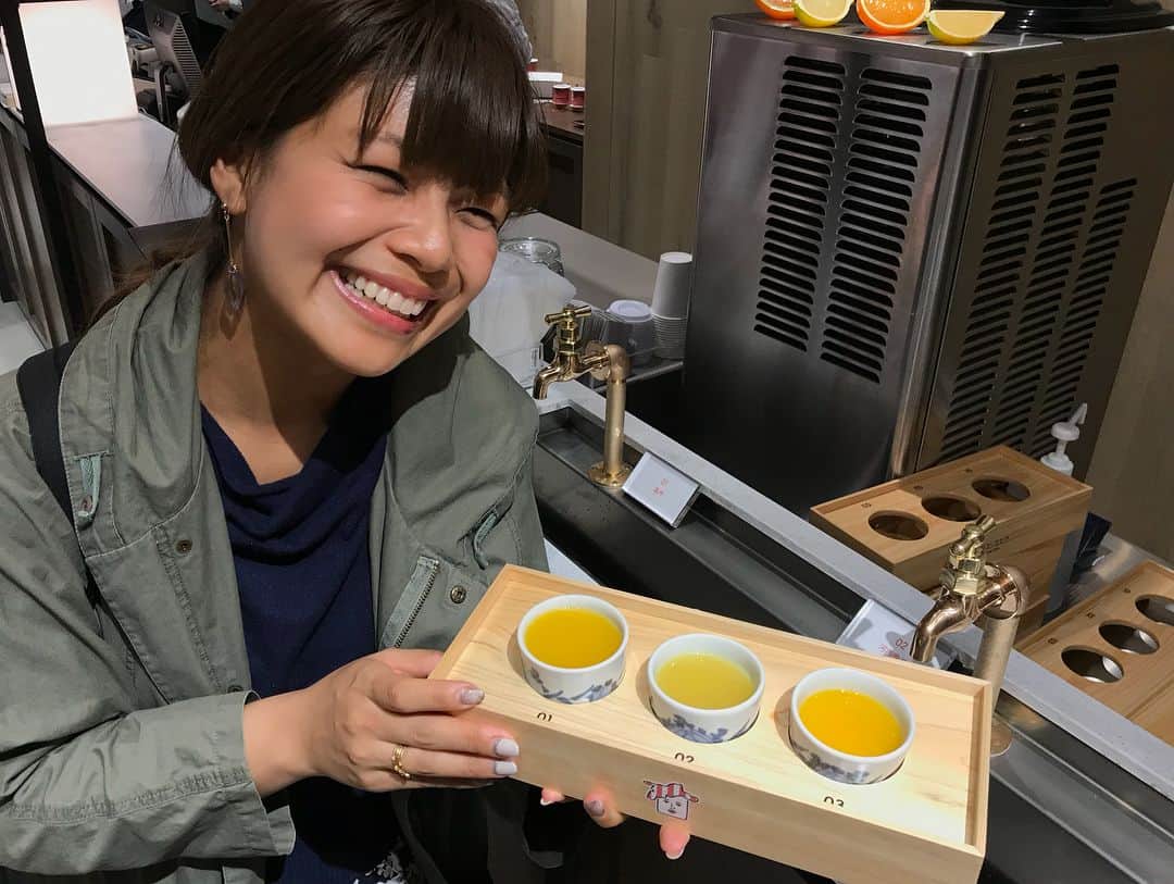 クロさんのインスタグラム写真 - (クロInstagram)「今日はKITTE丸の内2Fにある愛媛県のアンテナショップ「シン・エヒメ」に行ってきました〜🍊🍊🍊 今治タオルなども扱う「伊織」の他にも食品、加工品、くらしの品がたっくさーんあった👏🏽🌟好きっ好き好き💕特にタオルの種類はたくさん👍🏽メッチャ嬉しくて、Babyにも優しい、早く乾くガーゼタオルも買ってきた😚‼︎ 赤ちゃんグッズも豊富♩見ているだけで可愛くて楽しいね〜♡ 他にもオシャレな調味料やドレッシング、食卓を彩る器、そしてそして、「みかんジュースが出る蛇口🚰」を自分でひねって、柑橘ジュース3種飲み比べとか超楽しかったよー☺️🍊🍊🍊奥にはゆっくりくつろげるスペースも👍🏽 とっても楽しかったよ〜💕明日からOPENです🙆🏽‍♀️⤴︎⤴︎ . .#シンエヒメ #伊織KITTE丸の内 #今治タオル #タオルラバー #愛媛 #SHINEHIME #エヒメ #imabaritawel #babytowel #プレママ #初マタ #出産準備 #babygoods #赤ちゃんグッズ」3月19日 18時46分 - kuro_risa
