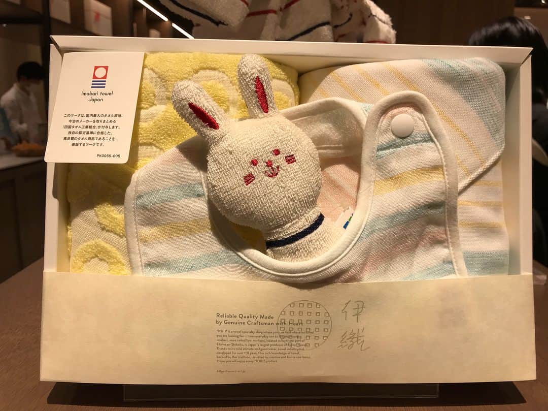 クロさんのインスタグラム写真 - (クロInstagram)「今日はKITTE丸の内2Fにある愛媛県のアンテナショップ「シン・エヒメ」に行ってきました〜🍊🍊🍊 今治タオルなども扱う「伊織」の他にも食品、加工品、くらしの品がたっくさーんあった👏🏽🌟好きっ好き好き💕特にタオルの種類はたくさん👍🏽メッチャ嬉しくて、Babyにも優しい、早く乾くガーゼタオルも買ってきた😚‼︎ 赤ちゃんグッズも豊富♩見ているだけで可愛くて楽しいね〜♡ 他にもオシャレな調味料やドレッシング、食卓を彩る器、そしてそして、「みかんジュースが出る蛇口🚰」を自分でひねって、柑橘ジュース3種飲み比べとか超楽しかったよー☺️🍊🍊🍊奥にはゆっくりくつろげるスペースも👍🏽 とっても楽しかったよ〜💕明日からOPENです🙆🏽‍♀️⤴︎⤴︎ . .#シンエヒメ #伊織KITTE丸の内 #今治タオル #タオルラバー #愛媛 #SHINEHIME #エヒメ #imabaritawel #babytowel #プレママ #初マタ #出産準備 #babygoods #赤ちゃんグッズ」3月19日 18時46分 - kuro_risa