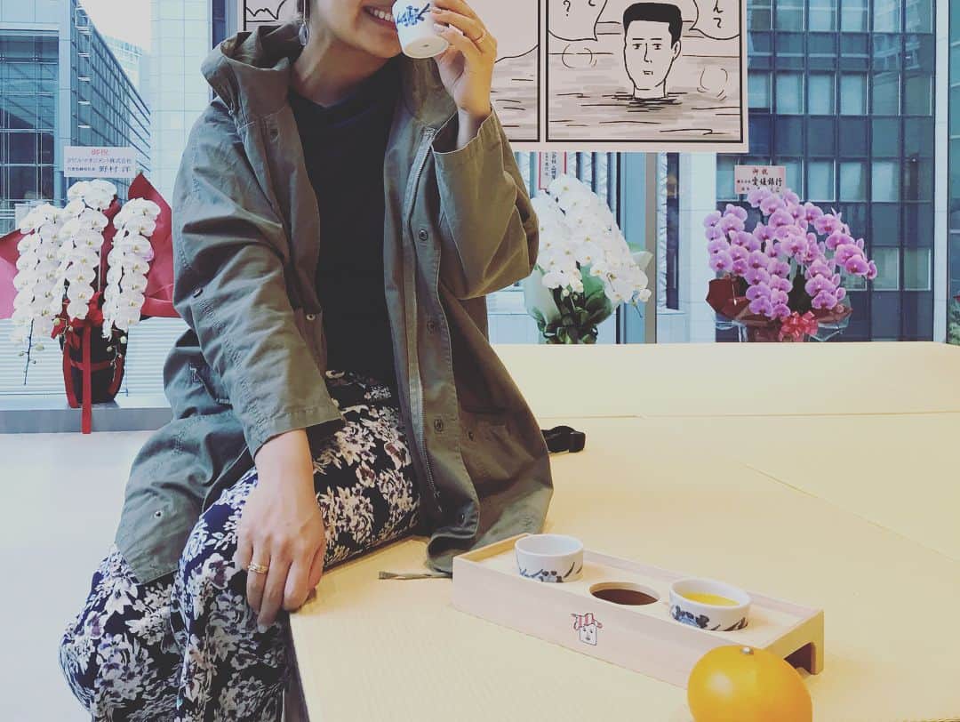 クロさんのインスタグラム写真 - (クロInstagram)「今日はKITTE丸の内2Fにある愛媛県のアンテナショップ「シン・エヒメ」に行ってきました〜🍊🍊🍊 今治タオルなども扱う「伊織」の他にも食品、加工品、くらしの品がたっくさーんあった👏🏽🌟好きっ好き好き💕特にタオルの種類はたくさん👍🏽メッチャ嬉しくて、Babyにも優しい、早く乾くガーゼタオルも買ってきた😚‼︎ 赤ちゃんグッズも豊富♩見ているだけで可愛くて楽しいね〜♡ 他にもオシャレな調味料やドレッシング、食卓を彩る器、そしてそして、「みかんジュースが出る蛇口🚰」を自分でひねって、柑橘ジュース3種飲み比べとか超楽しかったよー☺️🍊🍊🍊奥にはゆっくりくつろげるスペースも👍🏽 とっても楽しかったよ〜💕明日からOPENです🙆🏽‍♀️⤴︎⤴︎ . .#シンエヒメ #伊織KITTE丸の内 #今治タオル #タオルラバー #愛媛 #SHINEHIME #エヒメ #imabaritawel #babytowel #プレママ #初マタ #出産準備 #babygoods #赤ちゃんグッズ」3月19日 18時46分 - kuro_risa