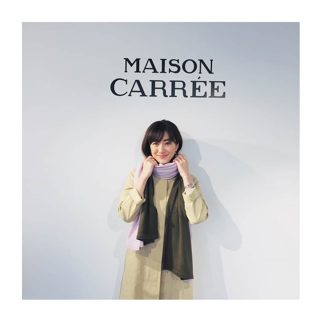 前田ゆかのインスタグラム：「包み込むようにやさしく、 あたたかい。 @maisoncarree.jp  カシミヤストールAW展示会へ  1st exhibition  遊び心と好みの色のバイカラーストールを上手く組み合わせてあります。 メンズ、レディース、ギッズのショートカシミヤマフラーも🧣可愛かった！ このやわらかさ、 早く巻き巻きしたい！  #メゾンカレ #21日まで #WAGgallery #koutaさんのブランド」