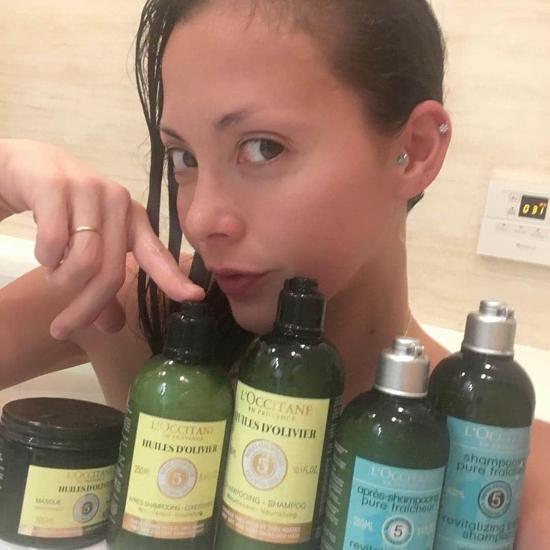 土屋アンナさんのインスタグラム写真 - (土屋アンナInstagram)「LOCCITANEのシャンプーってめっちゃいい匂いなの知ってますか😆❗️✨ このシリーズ初めて試させてもらったんだけど香りも良いし、 ヘアーパックのトリートメントすっごくツルツルになったよ‼️ #loccitane」3月19日 19時04分 - annatsuchiya0311