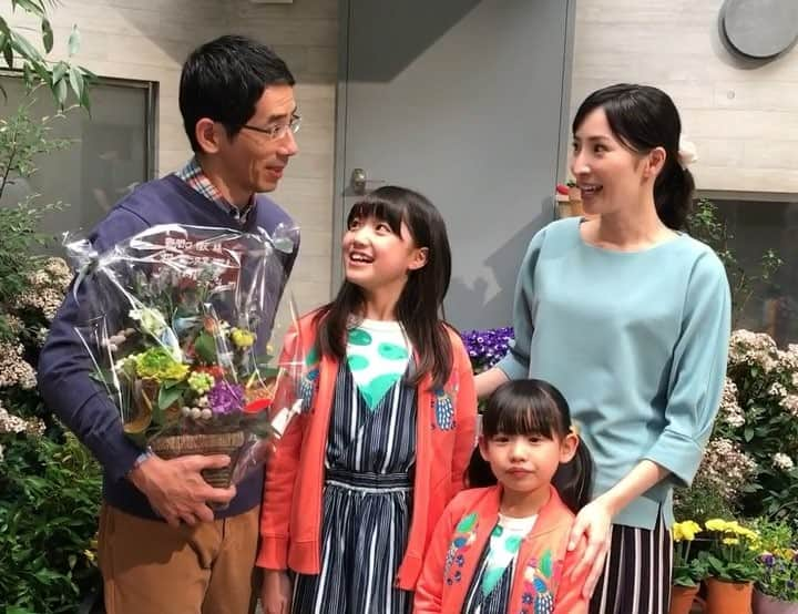 フジテレビ「隣の家族は青く見える」のインスタグラム：「. ‪小宮山家クランクアップです💐‬ #真飛聖 さん #野間口徹 さん #安藤美優 ちゃん #古川凛 ちゃん お疲れ様でした〜😊✨ ありがとうございました‼️ . いよいよ今週最終回。 小宮山家は果たしてこのままバラバラになってしまうのか⁉️ 小宮山家の気になる結末は⁉️ 隣の家族は青く見える 最終回まであと【3日】です🏡 . #隣の家族は青く見える #となかぞ #最終回まであと3日 #3月22日放送」