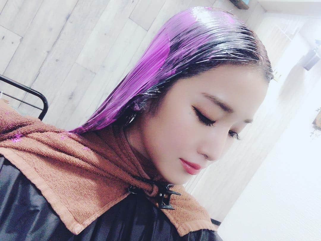 のインスタグラム：「カラーリング中💗 ふふふ😎  #Nexus#hair#haircolor#hairstyle#美容室」