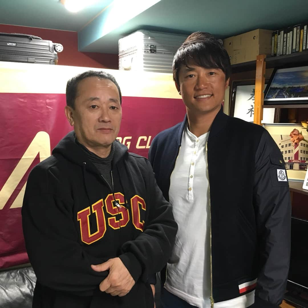 新井良太のインスタグラム：「今日はオフだったのでお墓参りに行って、その後アスリートに行き平岡社長とお話して軽めにトレーニングしました  笑 あとは、この前58年会で集まった写真😎 #前田章宏#佐藤亮太 #高橋聡文#新井良太」