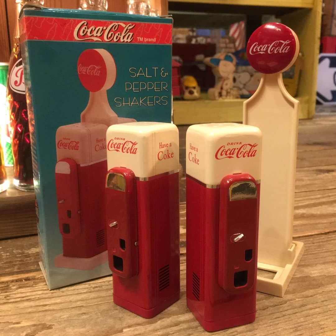 kiarrysさんのインスタグラム写真 - (kiarrysInstagram)「Coca Cola Vending machine Salt&Pepper💡 * 90年代製のコカコーラ ダイナーコレクションのソルト&ペッパーです🏁 * レトロなコカコーラの自動販売機が、そのままのデザインで塩コショウ入れに🌟 スタンドも付いてとっても可愛いです😁 食卓が一気にアメリカンに変身しますよ〜❤️🗽 * 1512yen 通販をご希望の方はメールにてご連絡下さいませ♩📩 * * ⚠️インスタDMからのご注文は受け付けておりません。ご了承下さいませ🙇**➡️ 通販のご注文・商品のお問い合わせはこちら➡︎ メール✉️ kiarrystoys@nifty.com 電話☎️03-3314-3446 Webショップ💻http://kiarrys.ocnk.net/ . #kiarrys #キアリーズ #高円寺 #アメリカ #JUNK #アンティーク #antique #買取 #オモチャ買取 #TOY #vintage #ヴィンテージ #古着#advertisement#Advertising#アドバタイジング#cocacola#コカコーラ」3月19日 20時05分 - kiarrys