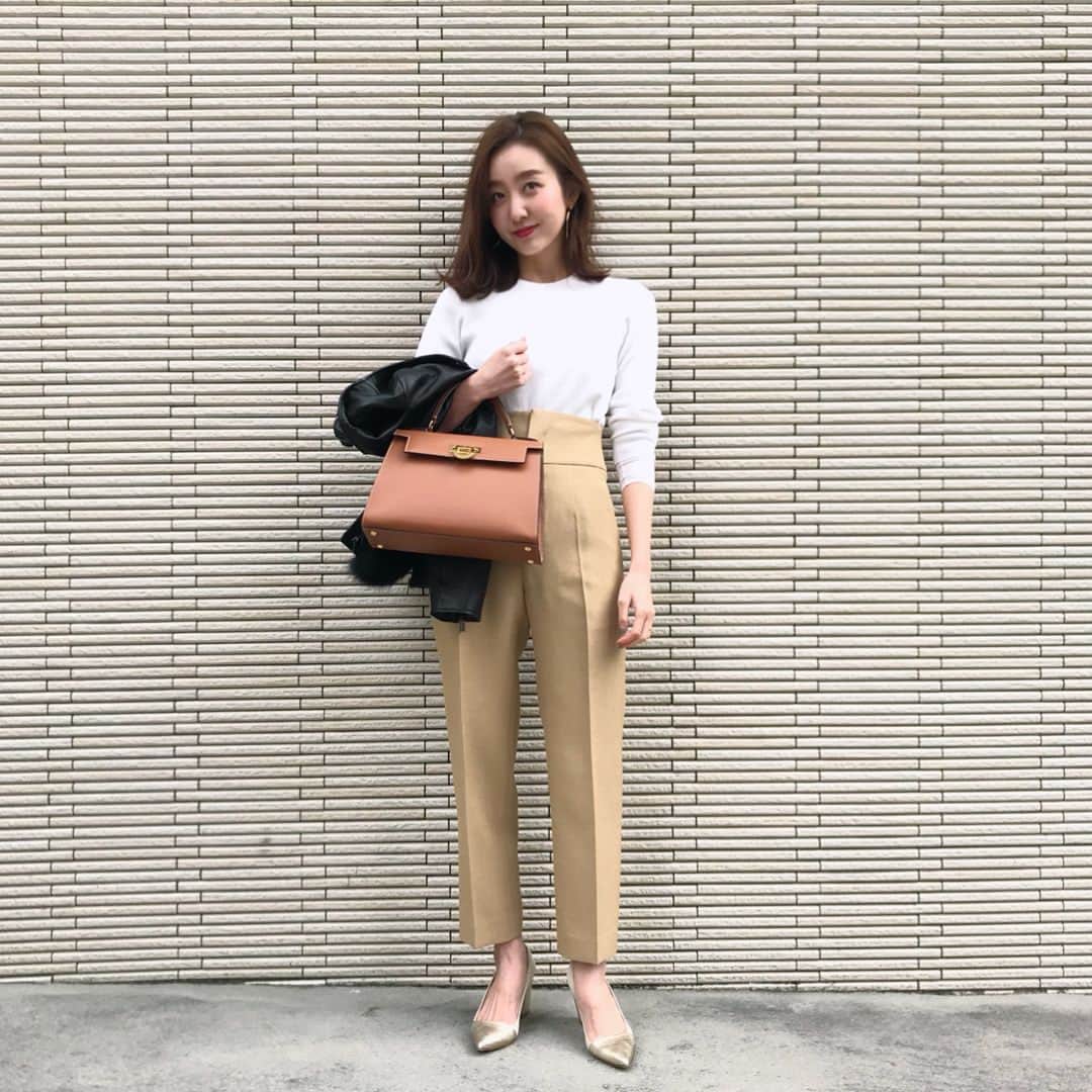 のインスタグラム：「. . tops#23区 pants#iena#イエナ bag#tomorrowland#トゥモローランド shoes#loungedress#ラウンジドレス」