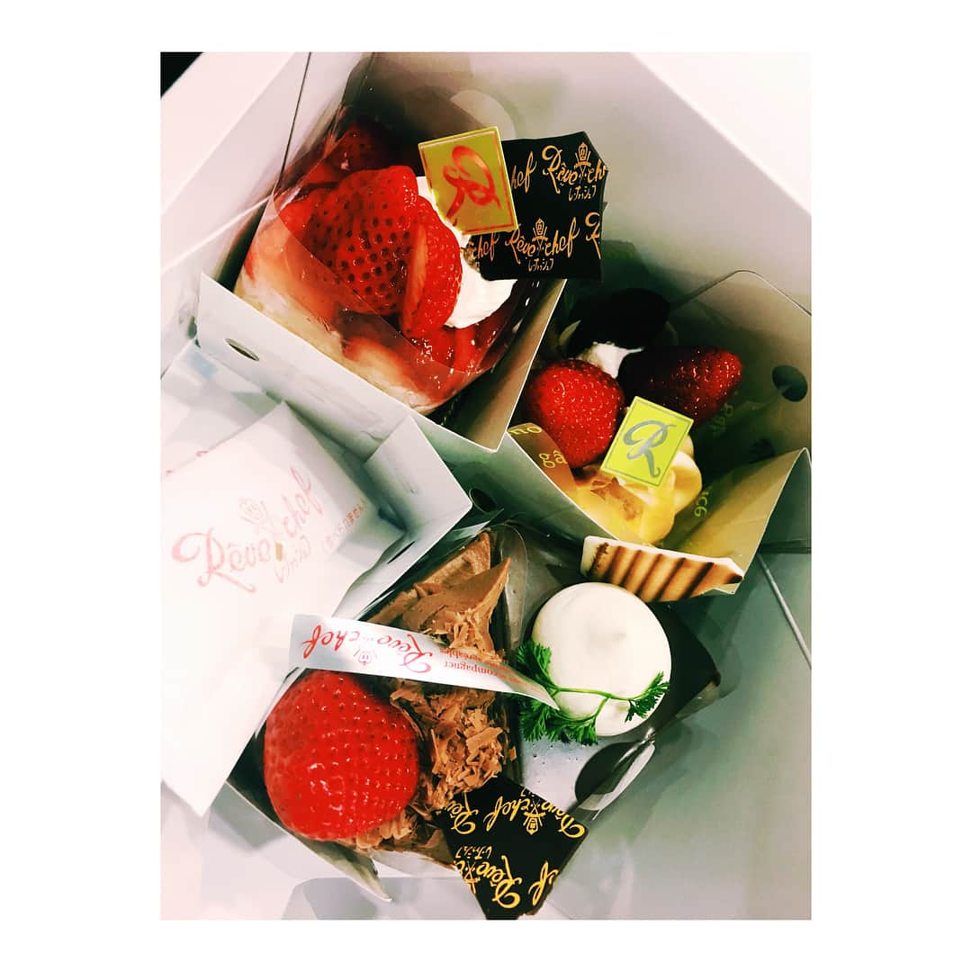 DJ みぃさんのインスタグラム写真 - (DJ みぃInstagram)「もりちゃんがホワイトデーのお返しに🍰を買ってきてくれました！優男！😂✨✨とっても美味しかった〜😊🎶もりちゃんありがとう😆 #らじこー #見取り図 #もりちゃん #かんたstyleの渡し方 #んっ #ご馳走さまでした」3月19日 20時25分 - dj.meee