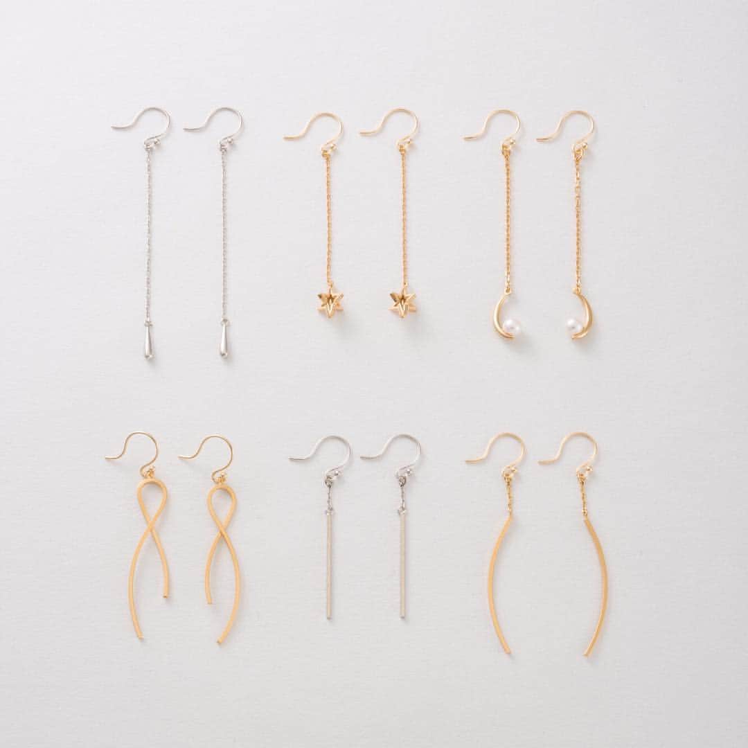 のインスタグラム：「・ NEW collection " PIERCED EARRINGS " シンプルなバーやさりげないモチーフが揺れるデザインのピアスコレクション。 ・ #ete #エテ #piercedearrings」