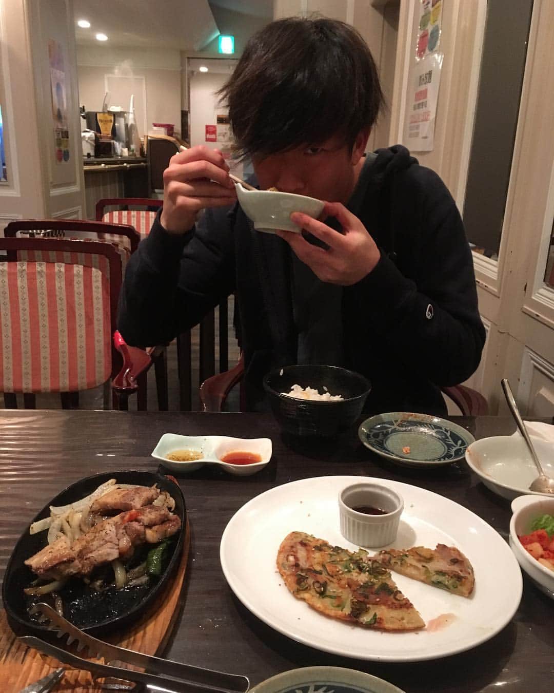 津田知宏のインスタグラム：「マッサージの時間を合わせられ 飯一緒にどうですか？と うまいこと誘導した元！！ #計画的犯行#韓国料理 #ミカと元には気をつけろ」