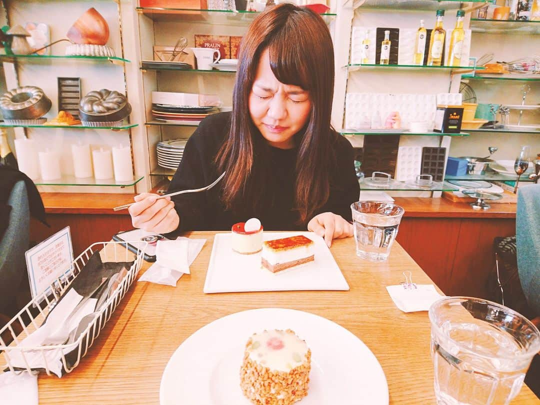 伊藤ゆりさんのインスタグラム写真 - (伊藤ゆりInstagram)「川島せんせいと過ごした倉敷・神戸→広島ずぶ濡れひとり旅 神戸で購入した物品の輸送が辛かった 明らかな行程ミスも、やり切りました‼️ . #やはり悔いなし #クオーレ倉敷 #岡山県倉敷市 #ホステル #神戸中華街 #limacoffee #古着屋巡り #神戸牛 #メリケンパーク#パティスリーモンプリュ #神戸みなと温泉 #縮景園 #宮島観光 #牡蠣屋 #ふじたや #あなご飯 #揚げもみじ #厳島神社大鳥居 #厳島神社 #宮島潮湯温泉 #錦水館」3月19日 20時58分 - ito0aiueorange