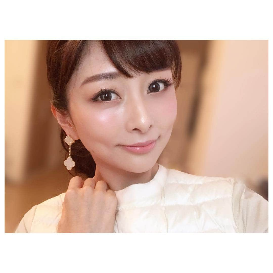 石井美保さんのインスタグラム写真 - (石井美保Instagram)「今年発売されたdプログラムのアレルバリアミスト。 花粉をブロックしてくれるだけじゃなくて、メイクの上から吹き付けるとツヤツヤになる。また、同時にメイク崩れ防止にもなります。 花粉の時期は、ファンデを塗っているほうが絶対にガードになりますが、敏感肌でどうしてもファンデを塗りたくない人は、dプログラムのスプレーだけでも(プラス日焼け止めも)使って下さいね。 花粉による炎症なども、肌の内側でシミの原因となってしまうので、炎症を未然に防ぐのが大事です。 #dプログラム#アレルバリアミスト#ドラッグストアで買えます#大人気 ⚠️オイルインタイプなので、エクステを付けている人はまつげにあまりかからないようにした方がベターです。」3月19日 21時49分 - miho_ishii