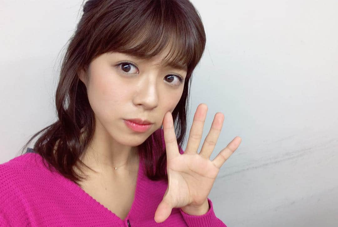 わちみなみのインスタグラム：「インスタライブやってみた🍓 . 今日はピンクな感じでした〜(^_^*) . またしよ〜っと🙌 . ライブまだ慣れない笑 3本の手相 . #わちみなみ #わち南へ #宣伝しなさいといわれました笑 #マネージャーさんみたいなファンの方 #インスタライブ #ピンクか紫か赤 #春だね〜」