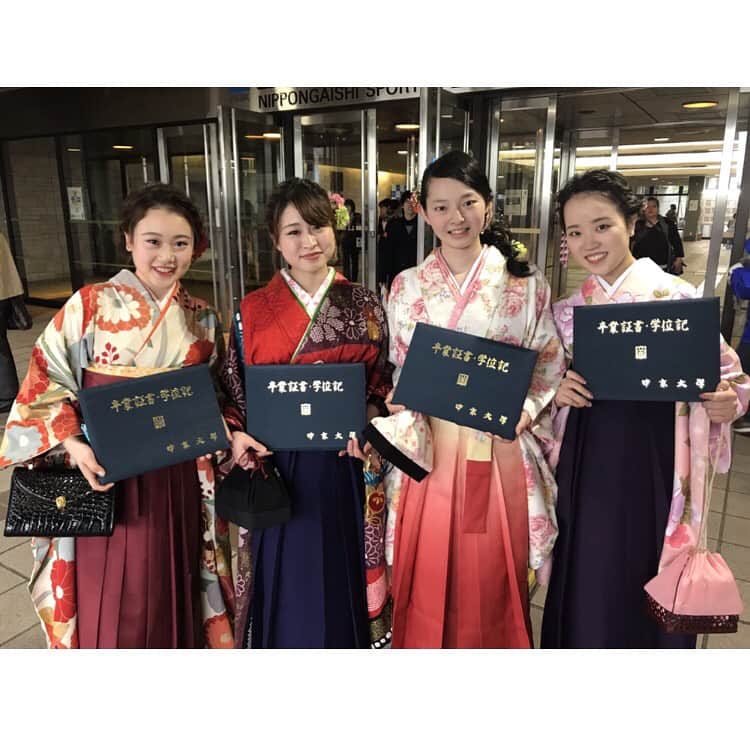 大庭雅さんのインスタグラム写真 - (大庭雅Instagram)「中京大学 卒業式🎓🌸 ・ 大人な色にしようと思ったのに結局卒業式もラブリーな 袴になっちゃいました👘笑 ・ 髪型はラプンツェルを少し意識しました💐 ・ 大学生活が1番楽しかったです♡ 優しい友達がいっぱいできて幸せな4年間でした✨  #graduationceremony #chukyouniversity #大庭雅」3月19日 22時10分 - miyabi_oba