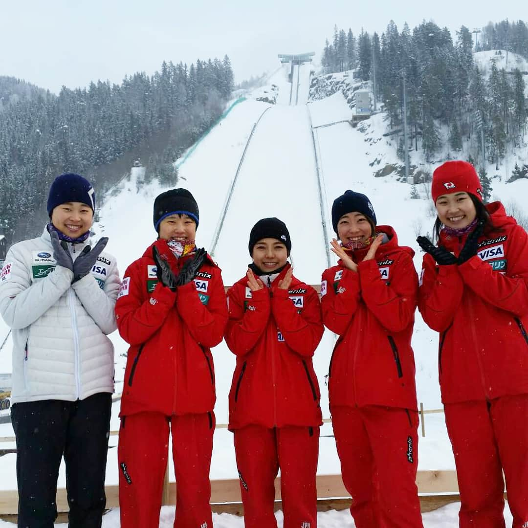 岩渕香里のインスタグラム：「Osloで試合が終わった後はBischofshofenにて合宿中です！ 雄大な山々のある景色に感動して、大好きな長野を思い出してます♪  ヨーロッパはイースターの時期で街がうさぎと卵で溢れてます♪ 馴染みのない行事だけどお祭り大好き岩渕は完全に頭の中がイースターでルンルンです😆🐇🥚💕 Oberstdorfでは個人戦でもランキングアップ目指して最後まで頑張ります！ チームではnations cup連覇に向けて力を合わせて頑張ります！おー！  I am so happy that I could come to a place where 4 hills tournament are held! Beautiful mountains and traditional castle,Hetti family😆 so good place! And we could feel Easter🐣  Finally we go to Oberstdorf.  #teamjapan #bishofshofen #austria🇦🇹 #snowjapan #yukaseto #saratakanashi #yukiito #kaoriiwabuchi #harukaiwasa #cwx #superfeet #kitanoskiteam」