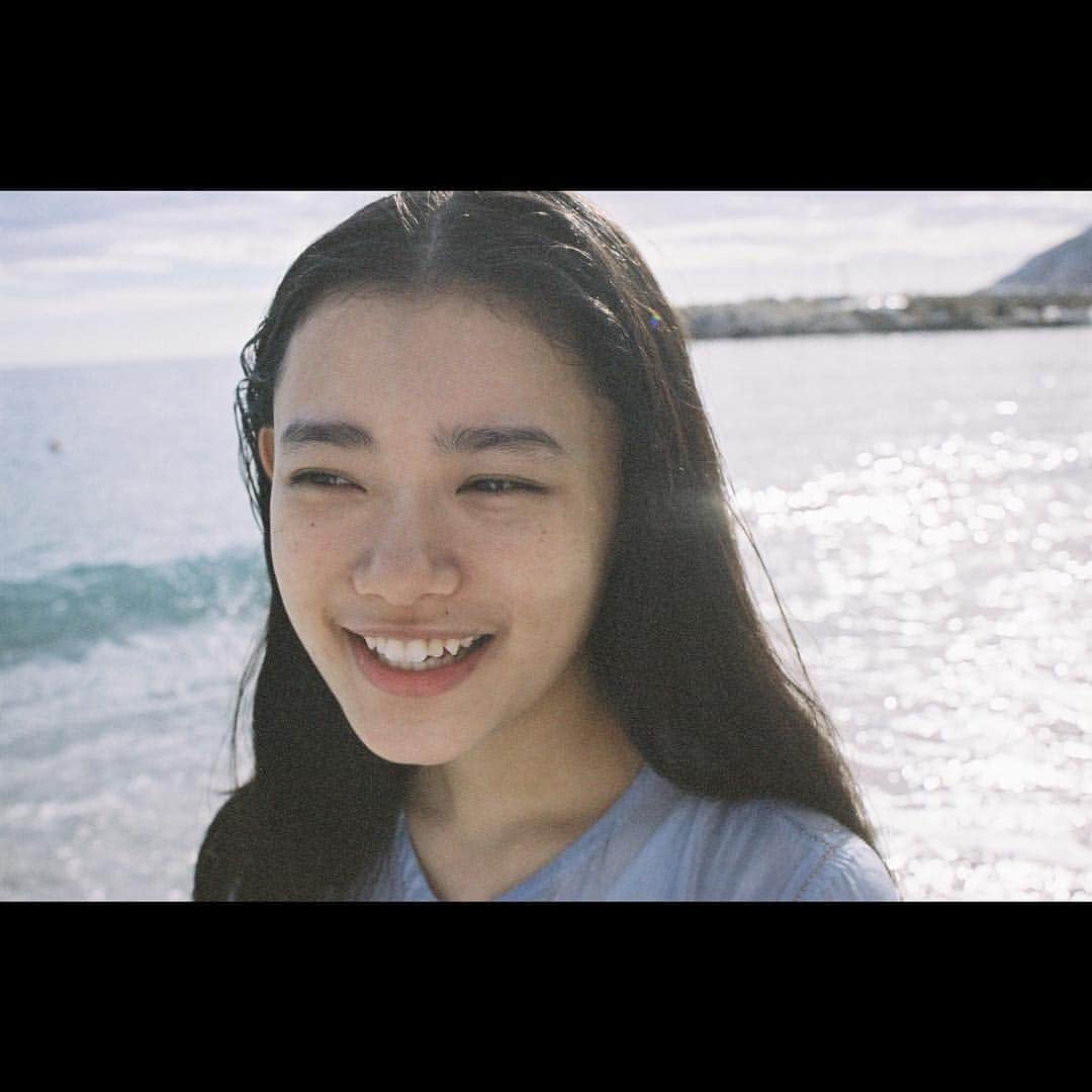 のインスタグラム：「いひひ。アマルフィの海にて。 この日は曇っていたのに、 海についた途端に太陽がでてきた。 そしてそのあと わたしとくまこさんはずぶ濡れになるのでした。 詳しくは、本誌をお楽しみに。。😏 #ユートピア」