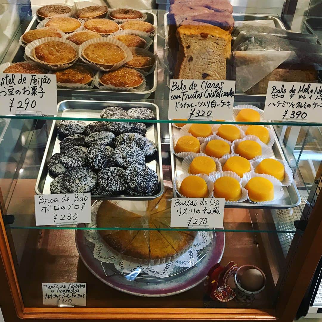 福田里香さんのインスタグラム写真 - (福田里香Instagram)「ドース イスピーガ。 ポルトガルじゃないよ、神保町だよ。 差し入れを買いに駿河台坂下あたりへ。 ボーロのブロアを店内で立食い。 broa de bdoは、お菓子の屑を混ぜて作るから、毎回味が違います。 #始末のいいお菓子 #こういう考えかたいいな」3月20日 12時27分 - riccafukuda