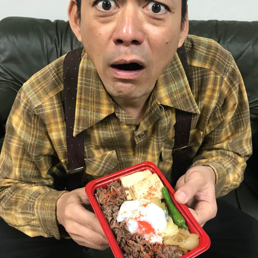 博多華丸さんのインスタグラム写真 - (博多華丸Instagram)「ふくやさんより お弁当の差し入れ頂きました。 博多の名店 ちんやの すき焼き弁当（温玉付） これから雨の中ロケに出る 出演者 スタッフ一同 おかげで乗り越えれそうです！ ご馳走さまでした！！」3月20日 12時45分 - okazakimitsuteru