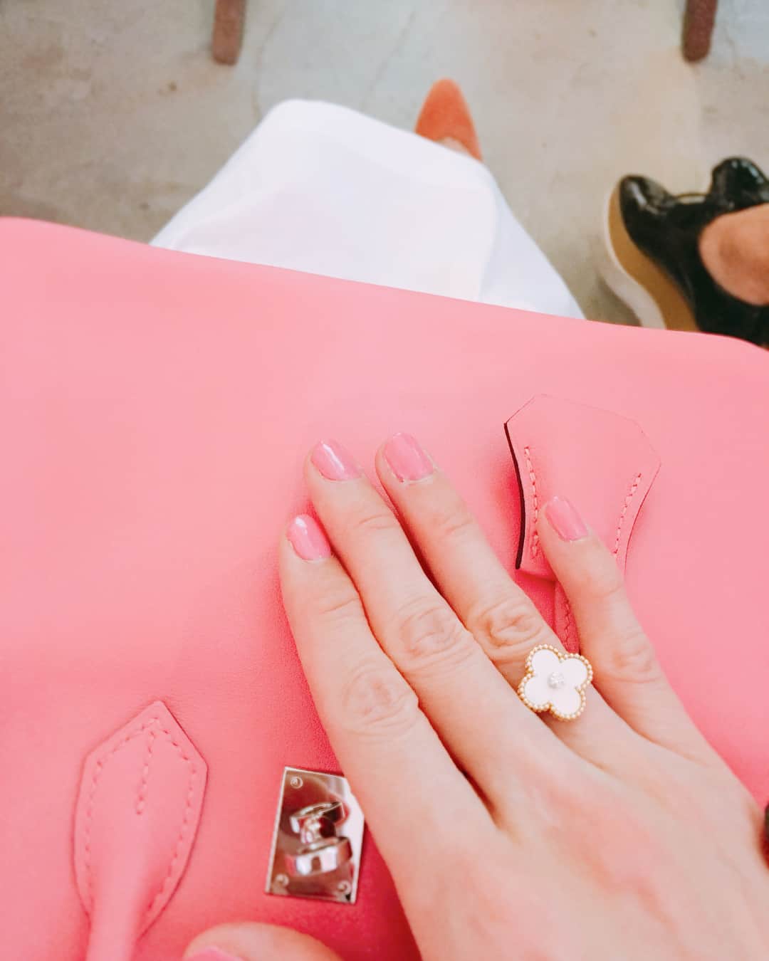 のインスタグラム：「ootd🌸🌸🌸 More details onblog 💋 . #caparty2018 #HERMES #エルメス #birkin25 #roseazalee #MILLY #VanCleefArpels #ヴァンクリ #春コーデ #パーティコーデ #いつコ #コーディネート#fashionblogger #fashiongram #mineby3mootd #ootd #igersjp #styleblog #ootdmagazine #japaneseblogger #r_fashion #kurashiru #locari #mery #4meee #4yuuu #ママリ #ママリファッション #mamagirl #ママファッション」