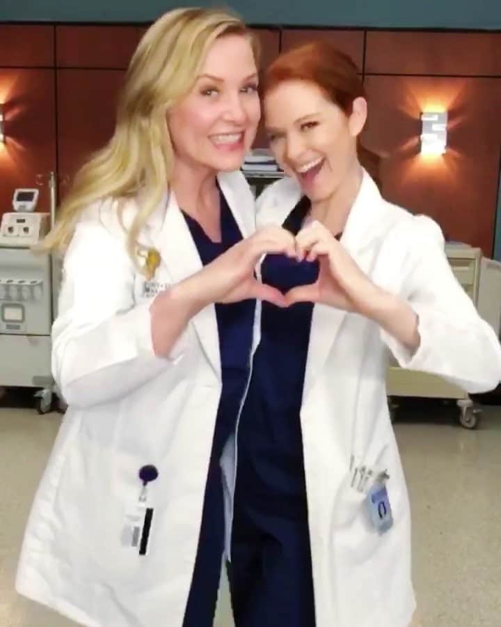 ジェシカ・キャプショーのインスタグラム：「It's been a while since @thesarahdrew and I have worked together...and we are feeling the love!! 💕」