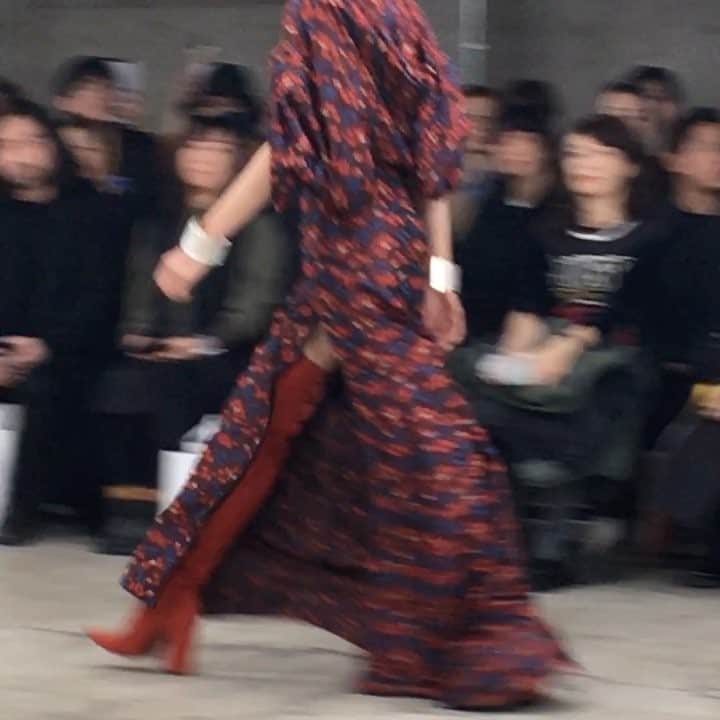 のインスタグラム：「. 昨晩 @amazonfwt の品川の新スタジオで行われた mame @mamekurogouchi のランウェイ。 . パリでのインスタレーションとはまたひと味違うmameの世界観を堪能。 日本を代表する素晴らしいデザイナーだなあと、改めて感動。  mameの凄いところはその芸術性の高さ(しかもそれを着られる)、物とプライスのバランス、素敵な一着の裏に隠された素敵なエピソードや歴史ある背景、そして何より日本のお客様やお取引先のことを本当に大切にしているところ。 デザイナー黒河内さんの『mameの服が誰かの特別な一着になってくれたら嬉しい。』という一言を聞いて納得。 3年前に買ったドレスは私の特別な一着です。 #mamekurogouchi #afwt」