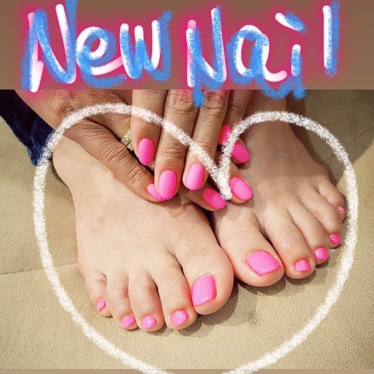 佐伯三貴のインスタグラム：「New Nail💅💕💕💕 安定のピンク😘 このピンクはハワイでネイルに行った時にすごい可愛い色だったから買って帰ったのだ😙🤟🏻 ハンドは艶消し仕上げでフットはそのままで❤️ ピンク大好き😘💕 #newnail#pinknails#mauvenails#ピンクネイル#艶消しピンク」