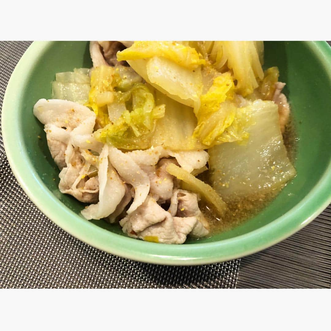 神崎恵さんのインスタグラム写真 - (神崎恵Instagram)「今朝は、白菜の芯とアグー豚をコトコト出汁醤油で煮て。 柚子塩をぱらっとかけて。 息子たちは、それぞれこれにおうどんか雑炊に。 ひんやりな朝、体があたたまる朝ごはん。 #色は地味だけど #かなり美味しい」3月20日 9時02分 - megumi_kanzaki