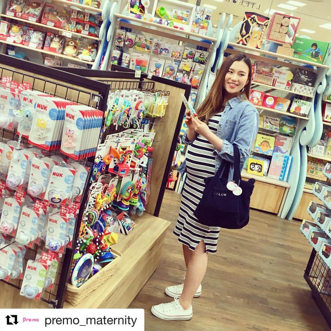 DADWAYさんのインスタグラム写真 - (DADWAYInstagram)「「Pre-mo〈プレモ〉2018年夏号」 の妊婦さんインタビュー企画で、 DADWAY LIFE DISCOVERY横浜ベイクォーター店にご来店いただきました。 読者妊婦さんのリアルなマタニティライフが紹介されるとのこと！ 4月14日の発売が楽しみです♫@premo_maternity ・ ダッドウェイの店舗（高崎オーパ店除く）では、ポイントカード会員さまで妊娠中の方に「お守りカード」を進呈しています。 ご出産まで3回、10％割引でお買い物できます。3回お買い物してくださった方にはさらにプレゼントも！ 抱っこひもやほ乳びん、 肌着などの出産準備品選びは、お気軽にスタッフにご相談くださいませ。 もちろん、赤ちゃんのお誕生を祝うベビーギフトも、贈る相手や予算に合わせてアドバイスさせていただきます。 ---------------------------------------- ＜Shop  Information＞ DADWAY LIFE DISCOVERY 横浜ベイクォーター店 ・ 横浜ベイクォーター4F 最寄り） 横浜駅きた東口 電話番号）045-450-9230  営業時間）10:00～19:00 ---------------------------------------- #dadway #ダッドウェイ #ergobaby #エルゴベビー #エルゴ #抱っこひも #抱っこ紐 #抱っこ #だっこ #ベビーキャリア #マタニティ #初マタ #2児ママ #出産準備 #プレママ #妊娠後期 #新生児 #生後1ヶ月  #赤ちゃんのいる生活 #赤ちゃん #育児 #子育て #出産祝い #ベビーギフト #横浜 #横浜ベイクォーター #ベイクォーター」3月20日 10時41分 - dadway