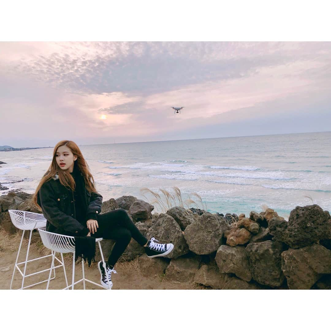 BLACKPINKさんのインスタグラム写真 - (BLACKPINKInstagram)「#BLACKPINK#ROSÉ#BLACKPINKHOUSE#BLINKS#MISSU#LOVEU  Beautiful Jeju island 🖤」3月20日 21時21分 - blackpinkofficial