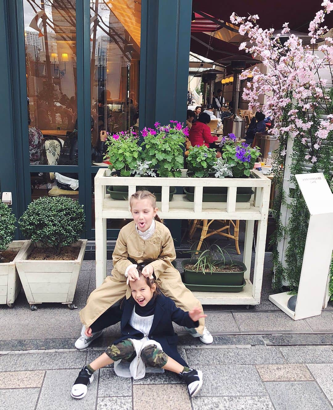 リュプカ・ゴイッチさんのインスタグラム写真 - (リュプカ・ゴイッチInstagram)「@anagrcicomrcen #Tara & #MilaAmelie 👧🏻👱🏼‍♀️💜 #Tokyo #Japan ✌🏽」3月20日 21時42分 - ljupkagojicmikic