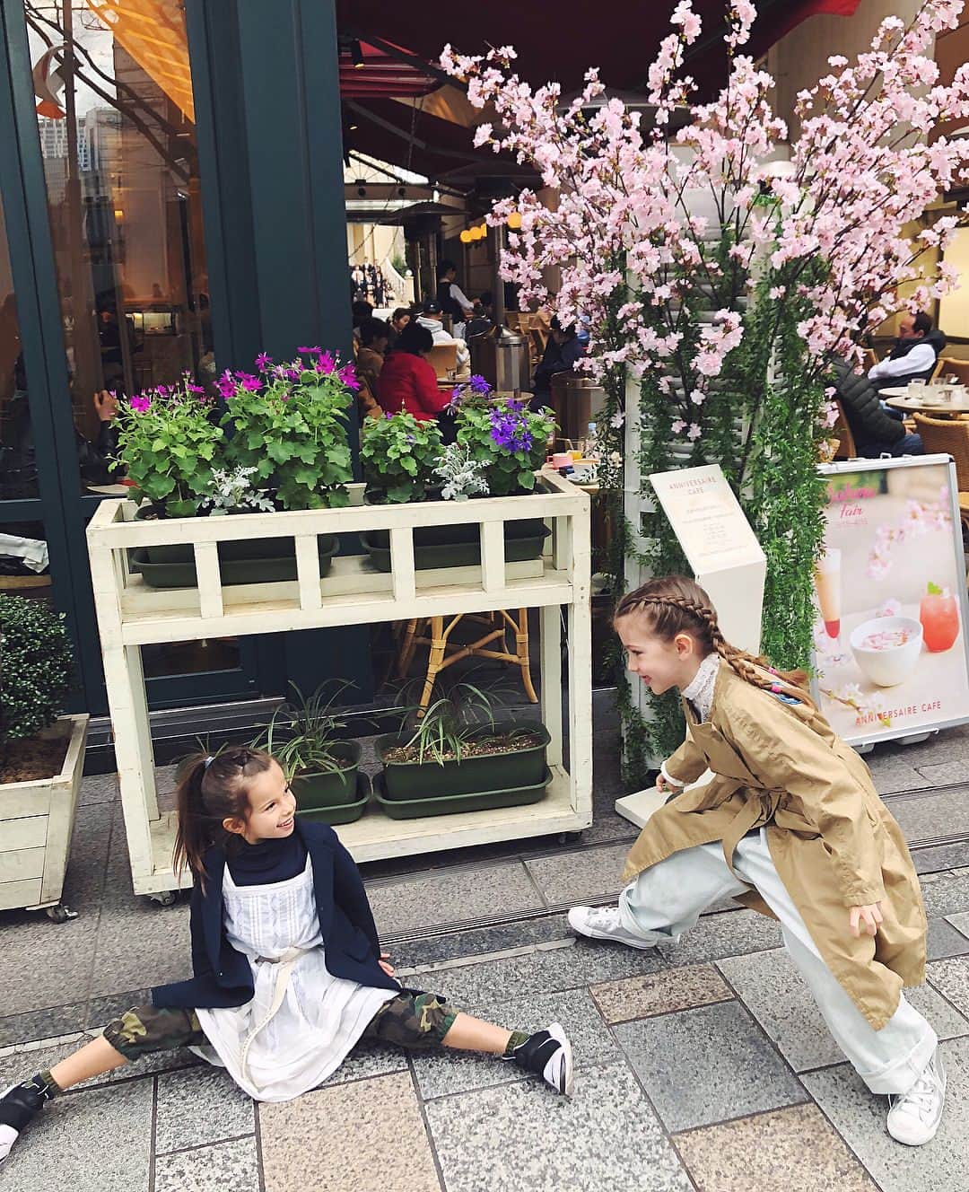 リュプカ・ゴイッチさんのインスタグラム写真 - (リュプカ・ゴイッチInstagram)「@anagrcicomrcen #Tara & #MilaAmelie 👧🏻👱🏼‍♀️💜 #Tokyo #Japan ✌🏽」3月20日 21時42分 - ljupkagojicmikic