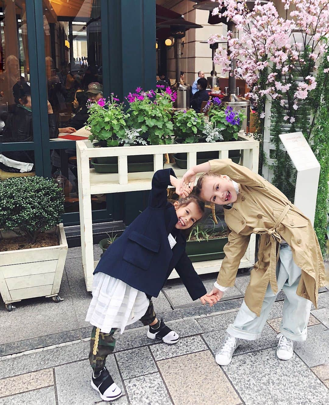 リュプカ・ゴイッチさんのインスタグラム写真 - (リュプカ・ゴイッチInstagram)「@anagrcicomrcen #Tara & #MilaAmelie 👧🏻👱🏼‍♀️💜 #Tokyo #Japan ✌🏽」3月20日 21時42分 - ljupkagojicmikic