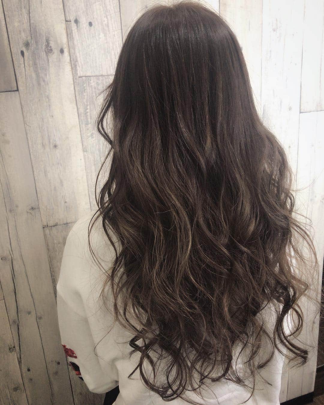 のインスタグラム：「Nexus (@hair.salon.nexus )で カットカラーしてきたよー！ アッシュ系のカラーに細くハイライトを入れて抜け感を✨ 担当は笹さん(@nexus.sasa0522 ) いつも綺麗に仕上げてもらって感謝です☺️ #Nexus#hairsalon#美容室#大阪#心斎橋#ミナミ#hair#hairstyle#haircolor#アッシュ#ハイライト」
